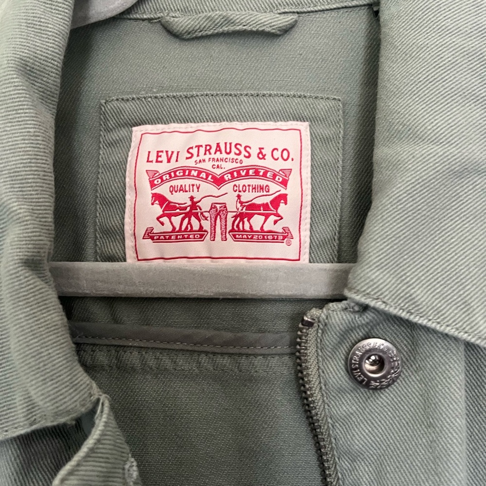 Women’s olive green Levi’s trucker jacket. Size Large